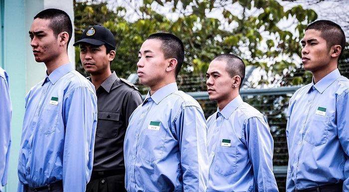 Xem Phim Chốn Ngục Tù, With Prisoners 2017
